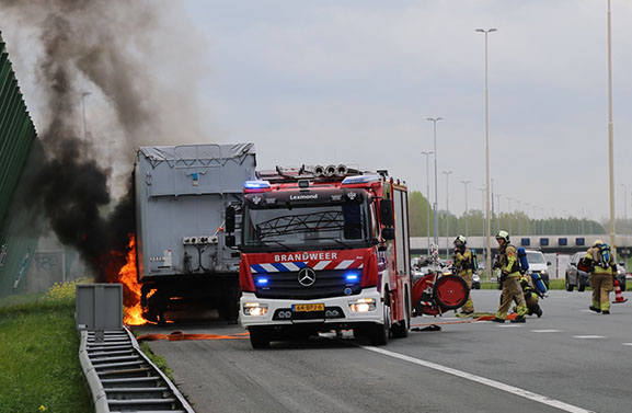 Vrachtwagen met wasmiddel in brand op de A2 bij Vianen
