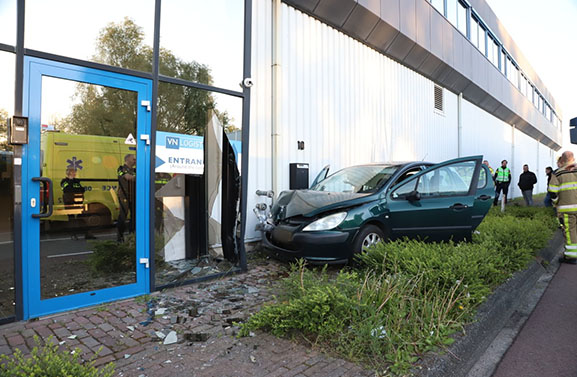 Auto ramt glazen pui in Geldermalsen, twee personen naar ziekenhuis