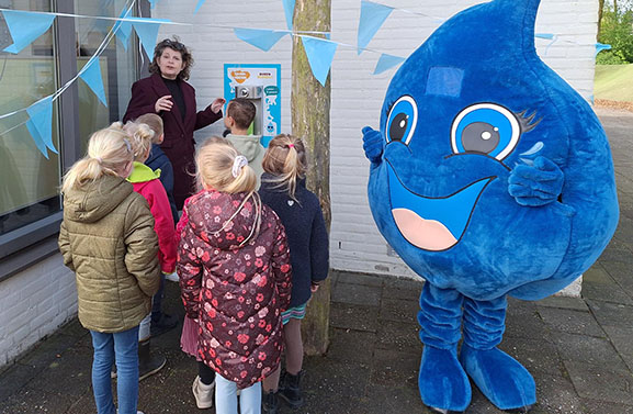 Prins Willem-Alexanderschool in Beusichem neemt muurwatertappunt in gebruik