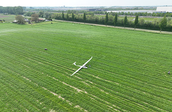 Zweefvliegtuig maakt noodlanding in weiland bij Echteld