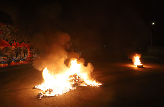 Buitenbranden met autobanden achter Sporthal Westroijen in Tiel