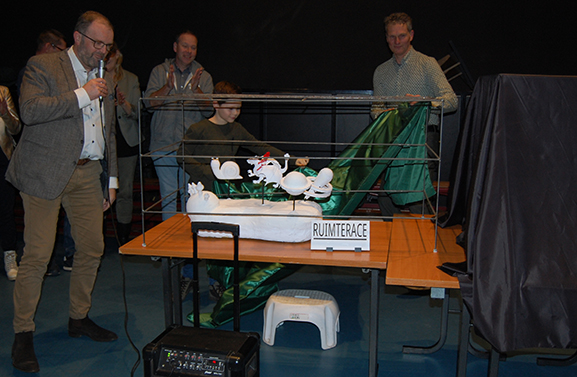 10-jarige Roan Wagenaar ontwerpt eerste jeugdwagen voor corsoclub Varik