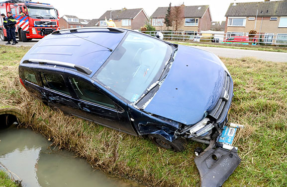 Man moest hoesten en rijdt tegen bushokje in Vuren