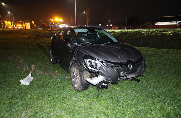 Ravage in Herwijnen, automobilist ramt bushokje
