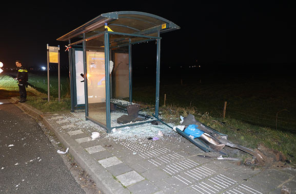 Ravage in Herwijnen, automobilist ramt bushokje