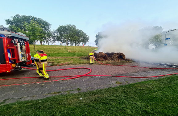 Hooirollen in brand aan de Diderik Vijghstraat in Tiel