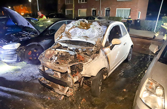 Auto brandt uit aan de Bevrijdingslaan