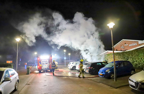 Auto brandt uit aan de Bevrijdingslaan