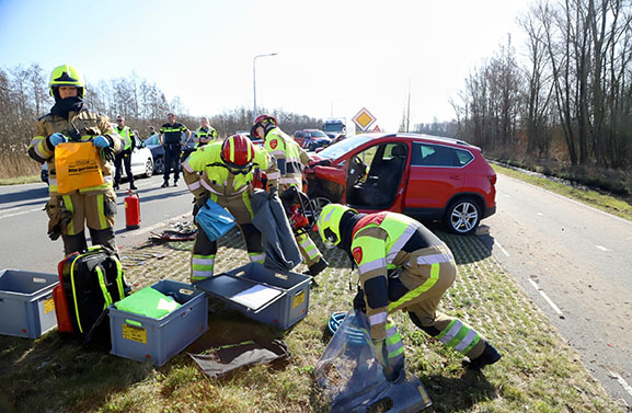 Veel schade en twee gewonden bij ongeval op de Rijksstraatweg