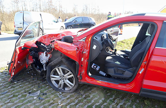 Veel schade en twee gewonden bij ongeval op de Rijksstraatweg