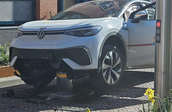 Auto botst op inzinkbare paal in centrum