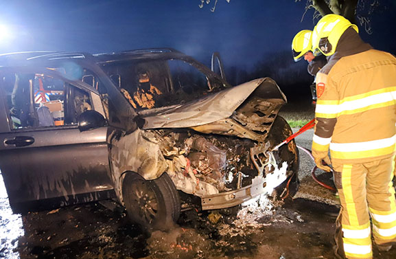 Schildersbus vliegt tijdens het rijden in brand