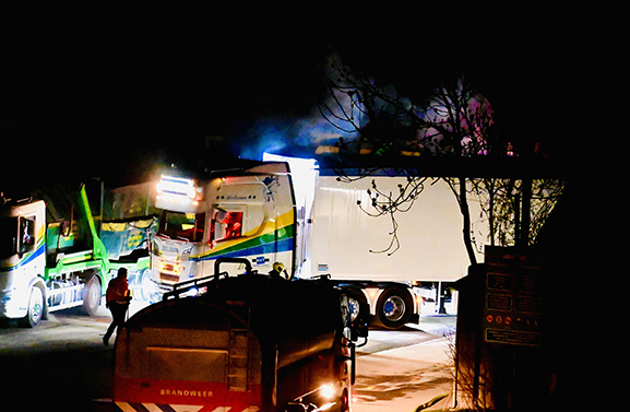 Brand in vrachtwagen, waar chauffeur in lag te slapen