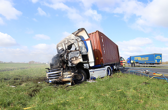 Snelweg afgesloten door ongeval met vrachtwagens op A15