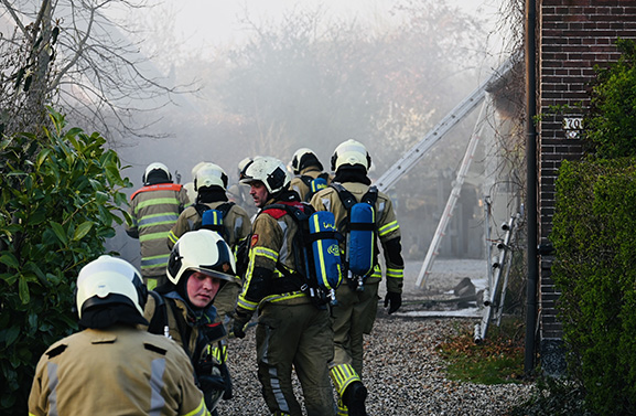 Uitslaande brand aan de Broekseweg in Meerkerk