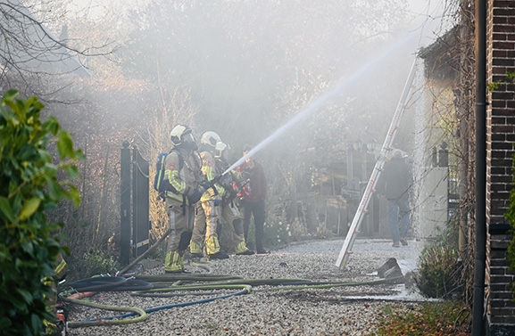Uitslaande brand aan de Broekseweg in Meerkerk