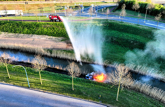 Groot deel van een berm in brand