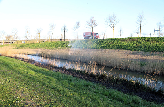 Groot deel van een berm in brand