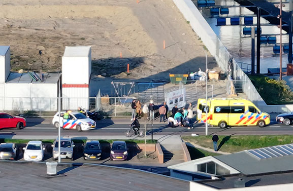 Motorrijder gewond naar ziekenhuis na val op Havendijk