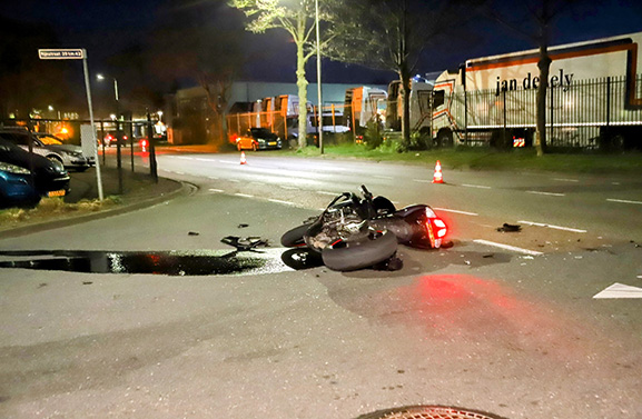Motorrijder na botsing overgebracht naar ziekenhuis