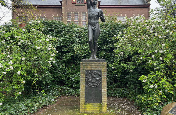 Leerlingen van Prins Willem Alexander adopteren oorlogsmonument de Krijger