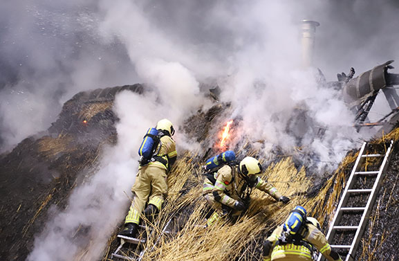 Veel schade bij brand in schuur met rietenkap