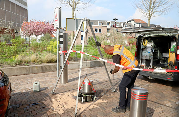 Wederom botst een auto op een inzinkbare paal in Tiel