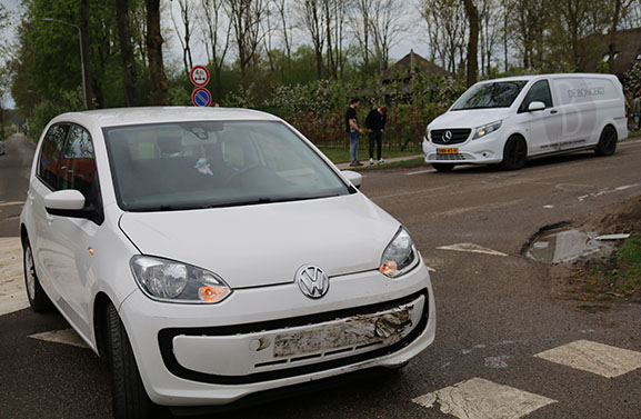 Botsing met lesauto in Kesteren zorgt voor flinke schade