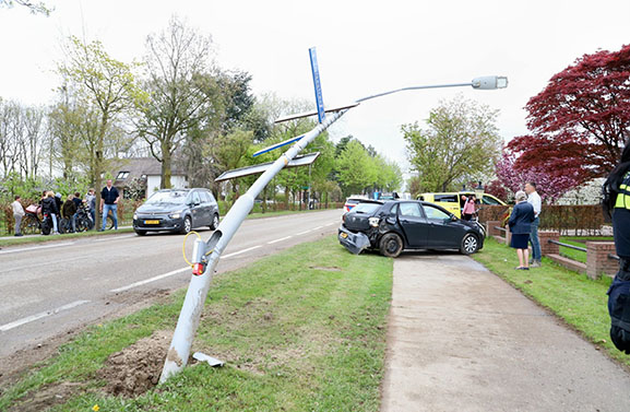 Botsing met lesauto in Kesteren zorgt voor flinke schade