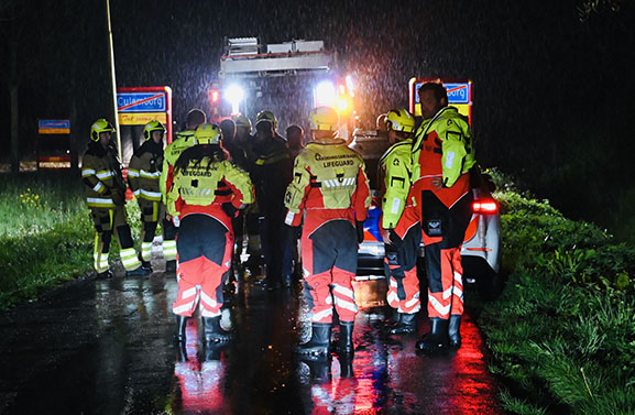 Hulpdiensten rukken uit voor persoon te water: man wil niet uit sloot komen