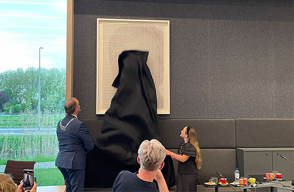 Presentatie bijzonder portret van de koning in raadszaal