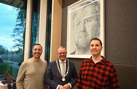 Presentatie bijzonder portret van de koning in raadszaal