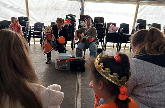 Koningsdag in de regio: Oranjegezind feest onder een stralende zon