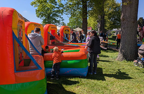 Koningsdag in de regio: Oranjegezind feest onder een stralende zon