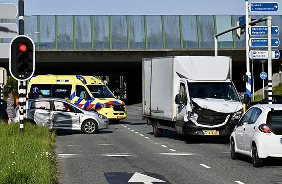 Drie voertuigen botsen op elkaar in Vianen