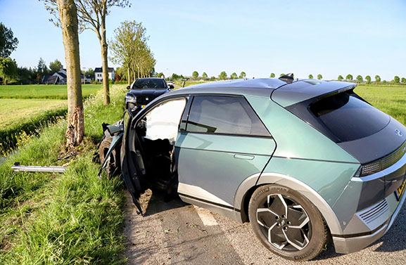Man naar ziekenhuis na botsing tegen een boom