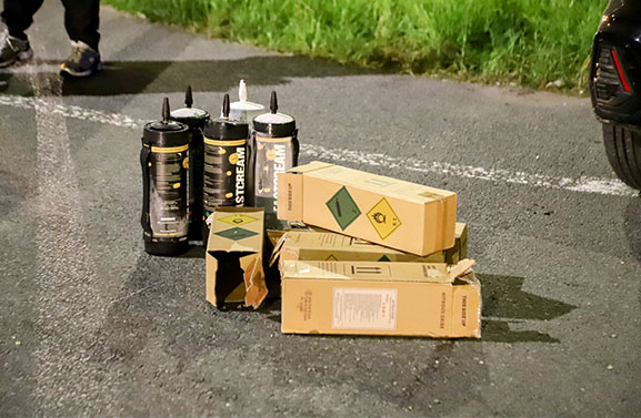 Auto knalt op vangrail bij toerit A15: lachgas gevonden