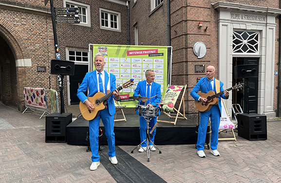 Klassieke en bijzondere auto's stelen de show tijdens Betuwse Fruitrit
