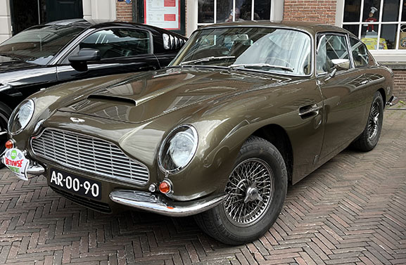 Klassieke en bijzondere auto's stelen de show tijdens Betuwse Fruitrit