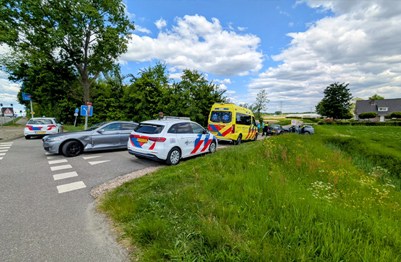 Aanrijding op N834 bij Kapel Avezaath, één persoon nagekeken