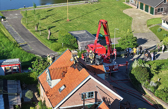 Dakbrand in vrijstaande woning in Deil