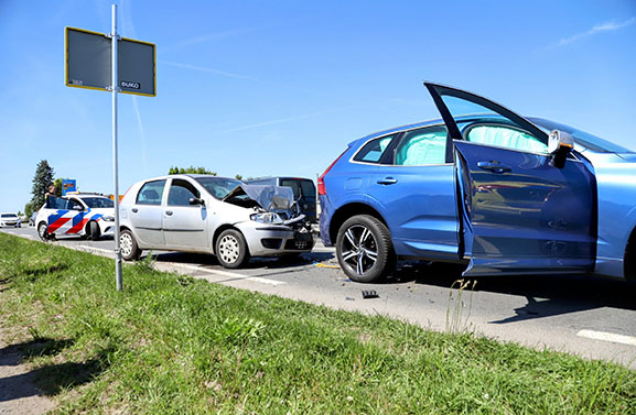 Automobilist gewond naar ziekenhuis na botsing op N320