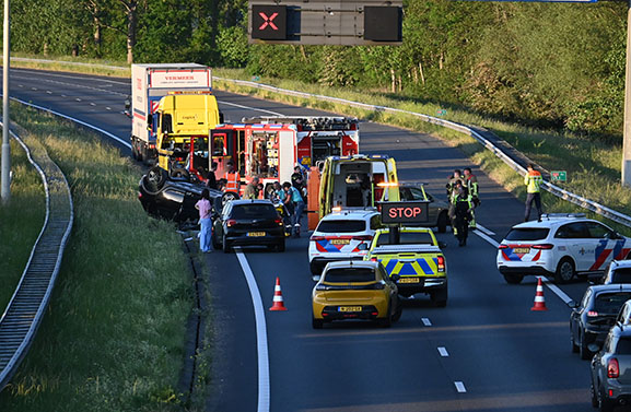 Auto slaat over de kop en vat vlam op A27 bij Vianen, één gewonde
