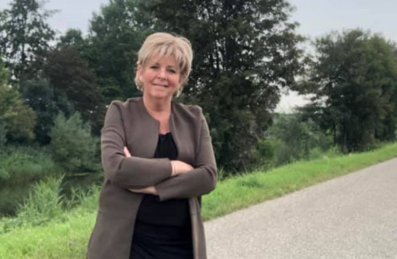 Carla Kreuk pakt haar werkzaamheden als wethouder in Tiel weer op