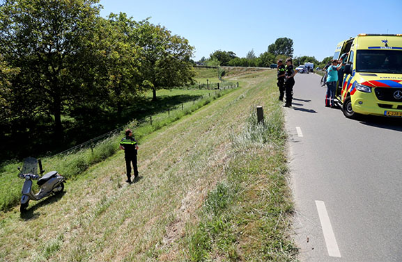 Scooterrijder rijdt van dijk af en raakt gewond