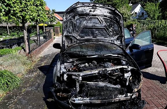 Auto gaat in vlammen op aan het Zoelensepad in Tiel