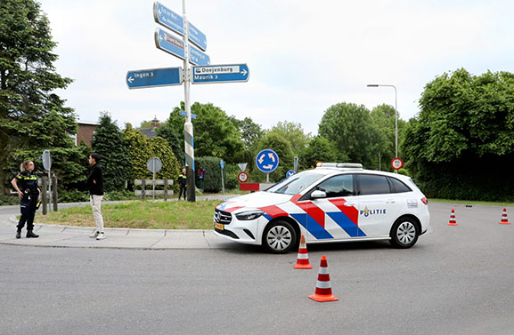 Fietser gewond naar ziekenhuis na botsing met auto