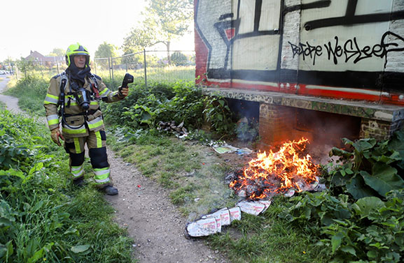 Brandweer blust brandje naast elektriciteitshuisje in Tiel