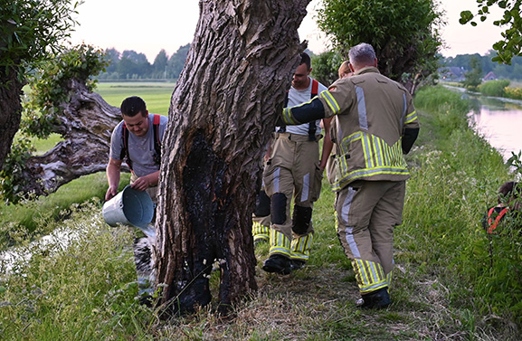 Moeilijk te bestrijden boombrand in Lexmond