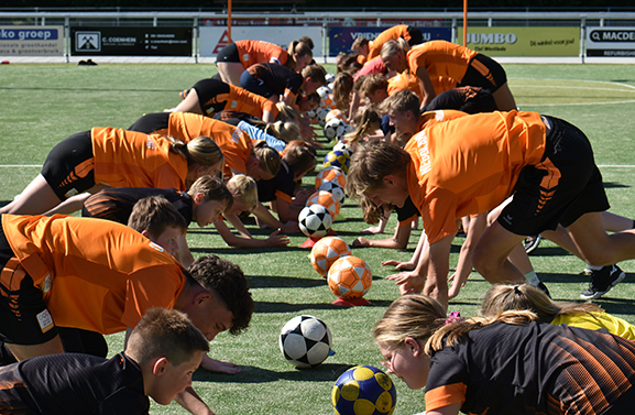 Nationale korfbaltoppers actief tijdens clinic bij Tiel‘72